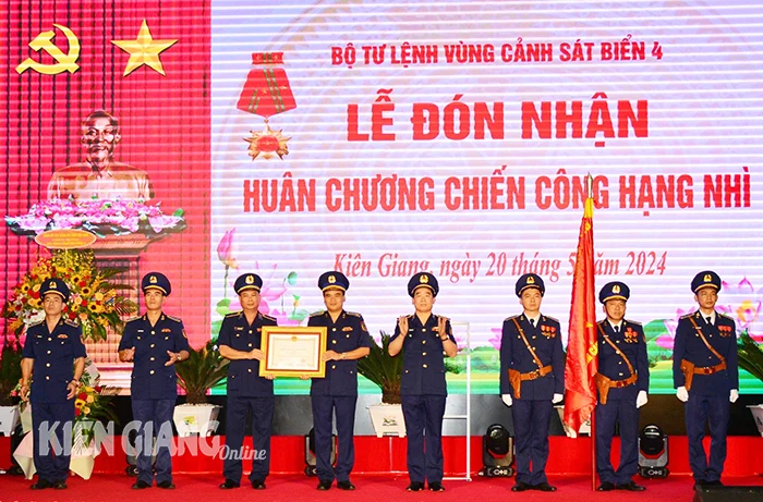 Bộ Tư lệnh Vùng Cảnh sát biển 4 đón nhận Huân chương Chiến công hạng nhì